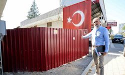 Adana’da Sokak Kapatma Krizi: Tapulu Arsasına Çöp Atılınca Trapez Sacla Girişi Kapatan Vatandaş Belediyeyle Karşı Karşıya Geldi