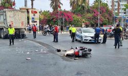 Tarsus’ta Ölümcül Kavşak Yine Can Aldı: Motosikletli Yaşlı Çift Kamyonla Çarpıştı, 71 Yaşındaki Kadın Hayatını Kaybetti