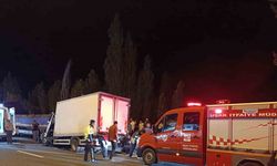 Uşak’ta Tır Dorsesine Çarpan Kamyonette Can Verdi: Yol Kenarında Park Eden Araç Yine Ölüm Getirdi