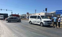 Antalya Manavgat D-400 Kara Yolunda Tur Aracı İle Otomobil Çarpıştı, 7 ve 12 Yaşındaki İki Çocuk Yaralandı