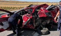 Son Dakika! Ankara-Niğde Otoyolu Pınarcık’ta Tırın Arkadan Çarptığı Otomobilde 1 Ölü, 3 Ağır Yaralı