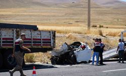 Erzurum’da Park Halindeki Tıra Arkadan Çarpan Otomobil Dorsenin Altında Sıkıştı: 19 Yaşındaki Sürücü Feci Şekilde Hayatını Kaybetti