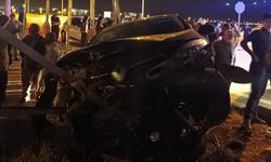 Hakkari Yüksekova’da Feci Kaza: Kontrolden Çıkan Otomobil Bariyerlere Çarptı, 4 Kişi Yaralandı