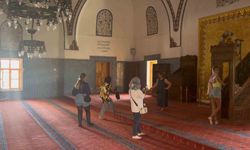 Bu Ne Hadsizlik! Van’daki Mimar Sinan Eseri Hüsrev Paşa Camii’nde Şortlu Fotoğraf Skandalı