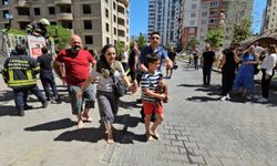 Kayseri Talas’ta 14 Katlı Binada Yangın Paniği: İtfaiye, Maskesini Çocuğa Takıp Sırtında Aşağı İndirdi