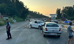 Kaş D-400 Karayolunda Korkunç Zincirleme Kaza: 3 Araç Hurdaya Döndü, 7 Kişi Yaralandı