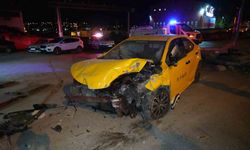 Kırıkkale’de Kafa Kafaya Çarpışan Ticari Taksi Ve Otomobil Kazasında 3 Kişi Yaralandı, Dükkan Duvarına Çarpan Araç Panik Yarattı