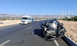 Bir Anda Ortalık Savaş Alanına Döndü! Minibüs ile Otomobil Çarpıştı, 9 Kişi Yaralandı