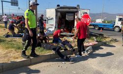 Manisa Alaşehir’de Ambulansla Otomobil Korkunç Çarpışması! 2’si Ağır 7 Yaralı, Hayat Mücadelesi Hastanede Sürüyor