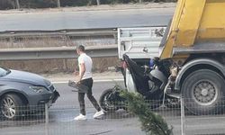 Kocaeli D-100 Karayolu’nda Hafriyat Kamyonu ile Otomobil Arasında Sıkışan Motosiklet Sürücüsü Yaralandı, Trafik Felç Oldu