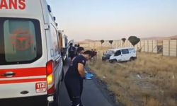 Van-Erciş Karayolunda Korkunç Kaza: Takla Atan Minibüste 2 Kişi Hayatını Kaybetti, 3 Kişi Ölümle Pençeleşiyor