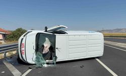 Afyonkarahisar’da İlaç Yüklü Kamyonetin Kontrolden Çıkışı Korku Dolu Anlara Sahne Oldu: Bariyerlere Çarpan Araç Devrildi, Yaralı Sürücünün Hayatı Tehlikede!