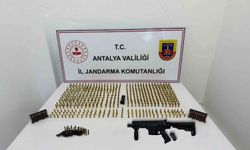 Antalya'da Depoya Baskın: Suikast Silahı, Yüzlerce Mermi ve Muşta Ele Geçirildi, Jandarma Şüpheliyi Kıskıvrak Yakaladı!