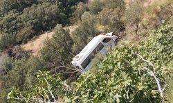 Okul Servisi Fren Tutmadı, Uçuruma Sürüklendi! Aydın’da 4 Öğrenci ve Şoför Yaralı, Araç Ağaçlarda Asılı Kaldı!