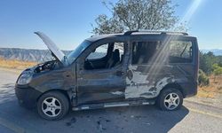 Bilecik’te Feci Kaza: Kamyonla Hafif Ticari Araç Kafa Kafaya Çarpıştı, Araçta Sıkışan Aile Hastaneye Kaldırıldı