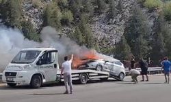 Şok Anlar! Konya Beyşehir’de Çekici Üzerindeki Otomobil Alev Aldı, Vatandaş Müdahalesi Felaketi Önledi