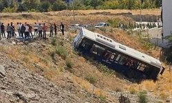 Elazığ’da Belediye Otobüsü Şarampole Yuvarlandı! Şans Eseri Yaralı Yok