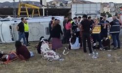 Sivas Suşehri’nde Fındık İşçilerini Taşıyan Minibüs Otomobille Çarpışıp Devrildi, 15 Tarım İşçisi Yaralandı