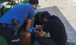 "Mersin Tarsus’ta Sessiz Sokakta Silah Patladı: Kimliği Belirsiz Saldırgan Ortadan Kayboldu, 52 Yaşındaki Adam Kanlar İçinde Kaldı"