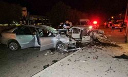 Aydın Nazilli’de kafa kafaya çarpışan otomobiller hurdaya döndü, 8 kişi yaralandı