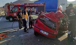Niğde’de korkunç kaza! Çekiciye çarpan otomobilde 2 kişi öldü, 3 kişi yaralandı
