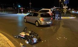 Sivas’ta Feci Kaza: Motosiklet ile Otomobil Çarpıştı, Genç Sürücü Ölüm Kalım Savaşı Veriyor