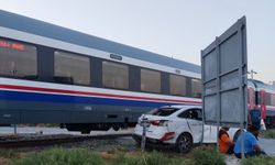 Aydın’da yolcu treni otomobile çarptı! Söke’deki kazada sürücü yaralı halde hastaneye kaldırıldı