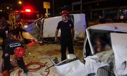 Antalya Muratpaşa'da iki Tofaş otomobilin kafa kafaya çarpıştığı kazada 4 kişi yaralandı, araçlar hurdaya döndü