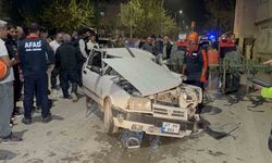 Adıyaman’da feci kaza! Traktörle çarpışan otomobil hurdaya döndü, sürücü ağır yaralı