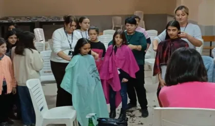 Düziçi Halk Eğitim Merkezi’nin usta öğrencilerinden öğrecilere saç kesim ve bakımı
