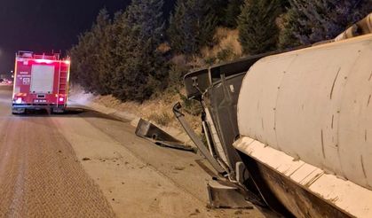 Osmaniye Bahçe’de Otobanda Korkutan Kaza: Direksiyon Hâkimiyetini Kaybeden Tır Sürücüsü Devrilen Araçtan Yaralı Kurtarıldı
