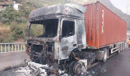 Osmaniye Bahçe'de Yolda ilerlerken tırı alevler sardı, sürücü canını zor kurtardı: O anlar panik yarattı