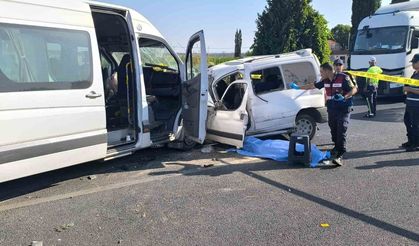 İzmir’de Feci Kaza! Servis Minibüsü ile Araç Çarpışması sonucu Veysi Ekin Hayatını Kaybetti, 13 Kişi Yaralandı