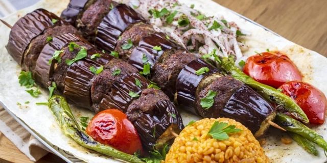 Patlıcan Kebabının Gerçek Lezzeti Nasıl Yakalanır? Et ve Patlıcan Uyumunu Zirveye Taşıyan Sır Nedir?