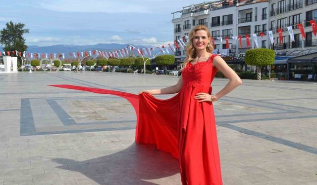 Fethiye’de 100 metre uzunluğundaki gelinlik tanıtıldı