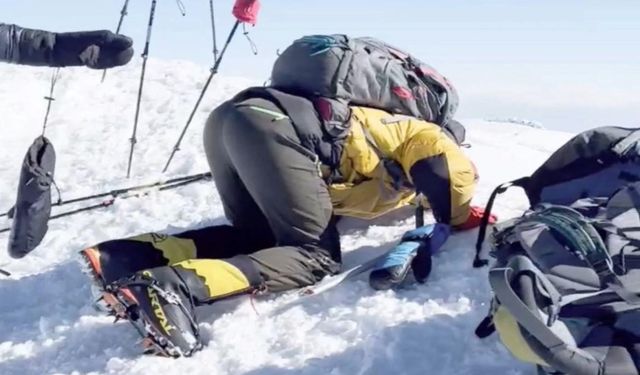 İranlı dağcı Ağrı Dağı zirvesinde secdeye kapandı