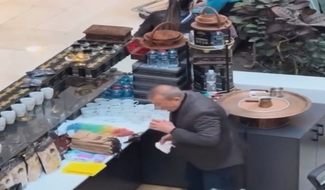 Kahve dükkanında tükürerek bardakları sildi