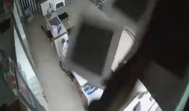 Kırılan tavandan aşağı kedi böyle düştü