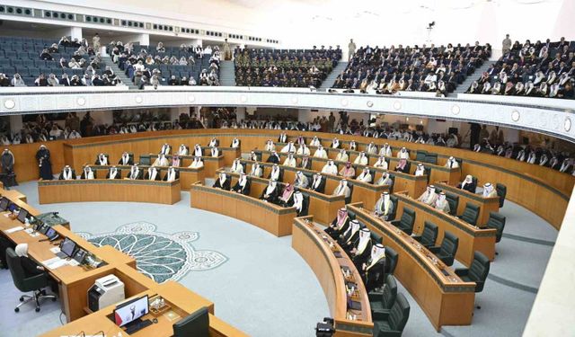 Kuveyt Emiri es-Sabah, anayasayı ihlal etmekle suçladığı parlamentoyu feshetti