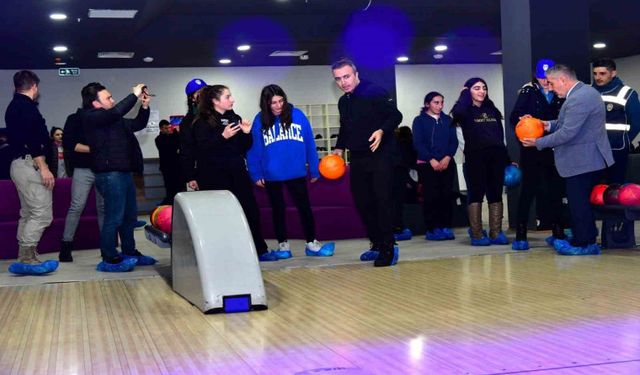 Vali Çiçek öğrencilerle bowling oynadı