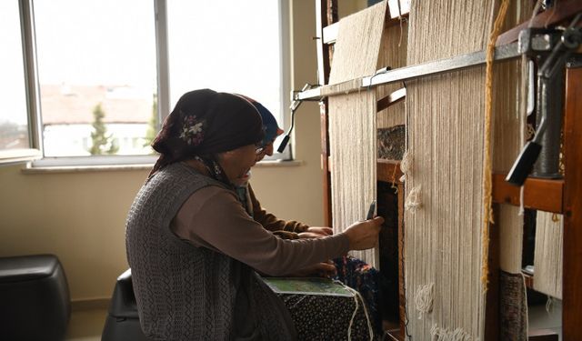 Yeşilyurt’ta geleneksel halı dokumacılığı yaşatılıyor