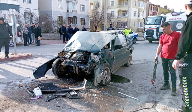 Konya'da Trafik Kazası: Otomobil Minibüse Çarptı