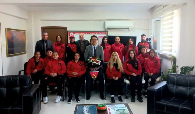 Galataspor kadın futbol takımından, Gençlik ve Spor İl Müdürü Demir'e ziyaret