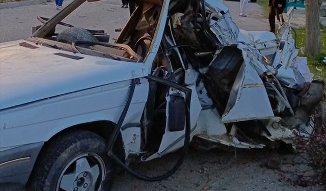 Isparta'da kamyonla otomobilin çarpıştığı kazada 1 kişi yaralandı