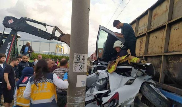 Hatay’da feci kaza: Trenin çarptığı araç hurdaya döndü, sürücü ağır yaralandı