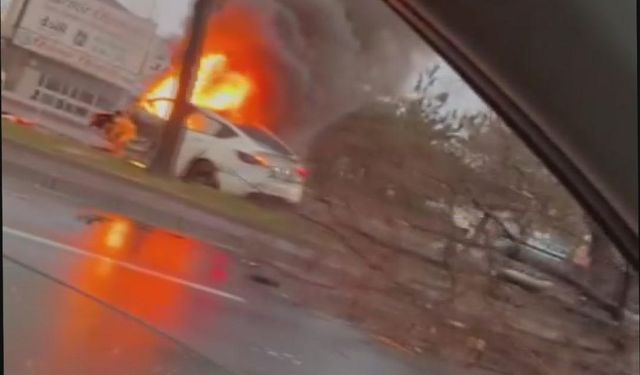 Kazada savrulan elektrikli otomobil alev alev yandı