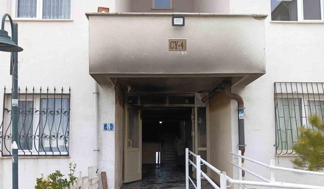 Kundaklanan apartmandan sızan dumanlar iki kişiyi hastanelik etti
