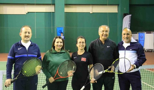 Mersin’de Dünya Kadınlar Günü çerçevesinde düzenlenen tenis turnuvası başladı