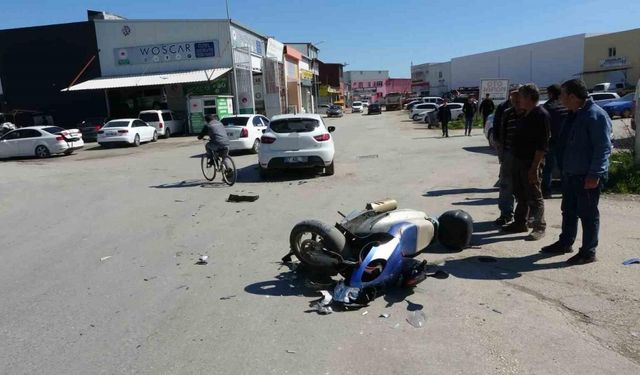 Motosiklet otomobile çarptı: 1 yaralı
