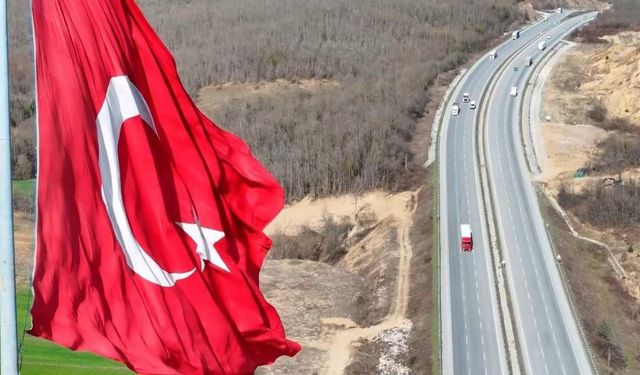 ’Türkiye’nin en büyük bayrağı’ Samsun semalarında